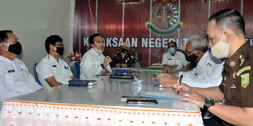 RAPAT : Jajaran Kejari Trenggalek saat rapat bersama jajaran Pemkab membahas pendampingan sejumlah proyek. Tampak Kepala Kejaksaan Negeri Kabupaten Trenggalek, Darfiah