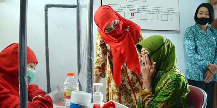 Novita Hardiny saat saat membuka sosialisasi screening mata di aula Kantor Kelurahan Sumbergedong