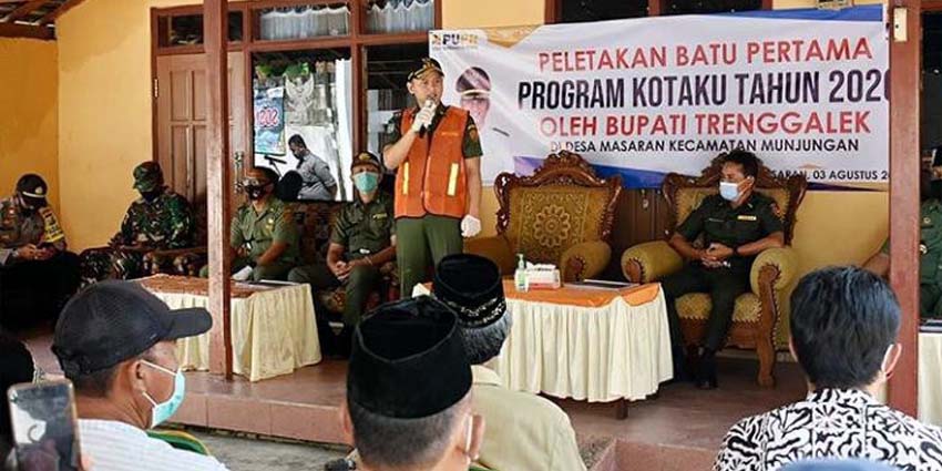 Tandai Mulainya Program Kotaku, Bupati Trenggalek Lakukan Peletakan Batu Pertama