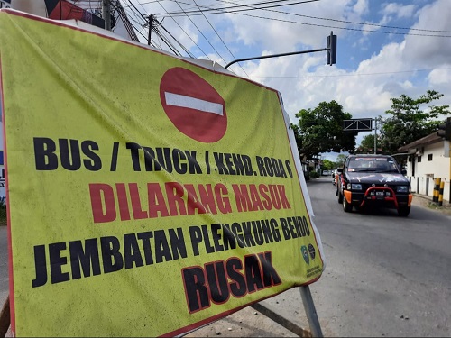 JALAN DITUTUP : Penutupan jalan akibat pengerjaan pemeliharaan jalan Ngampon-Bendo Trenggalek.