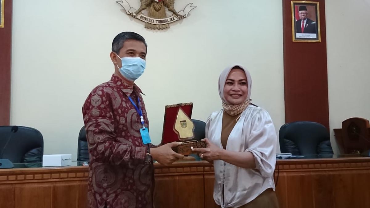 Kunjungan DPRD Sukoharjo ke kantor DPRD Trenggalek. Tampak Wakil Ketua DPRD Trenggalek, Arik Sri Wahyuni menerima cindera mata dari perwakilan DPRD Sukoharjo