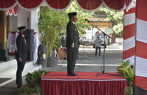 UPACARA : Pj Bupati Trenggalek saat memimpin upacara Kesaktian Pancasila di pendopo Manggala Praja Nugraha.