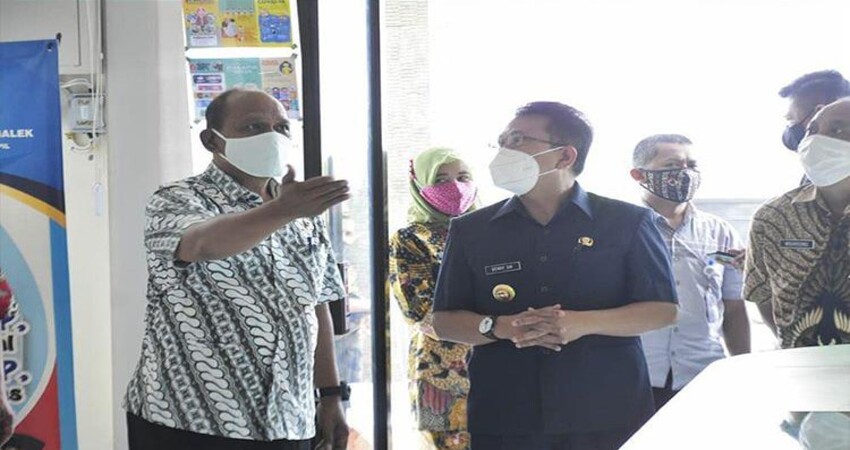 Pjs Bupati saat mengunjungi kantor kecamatan di Trenggalek