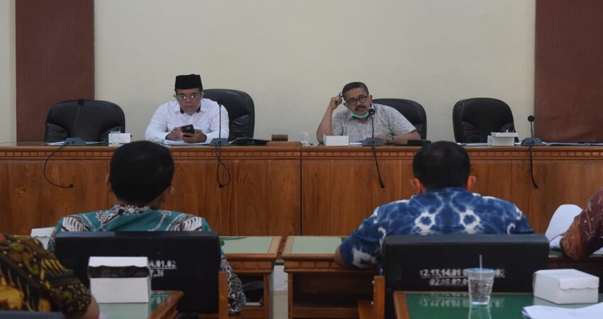 Suasana rapat kerja Komisi 3 bersama OPD mitra di aula kantor DPRD.