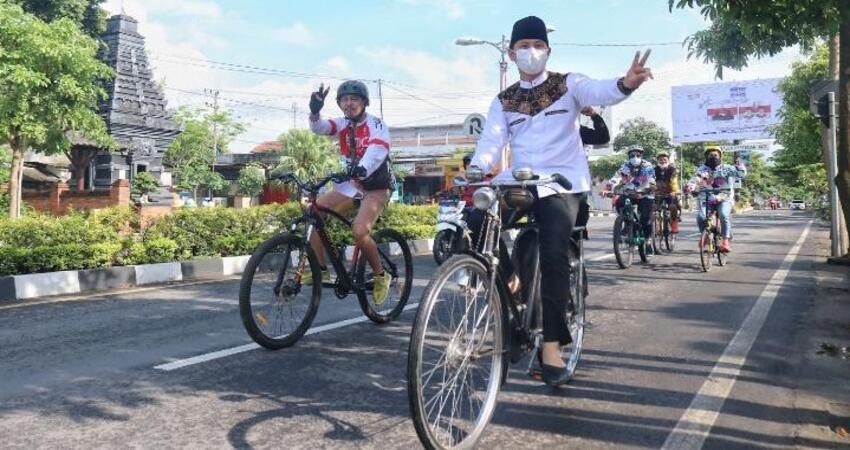 Cabup Arifin saat gowes santai sambil kampanye.