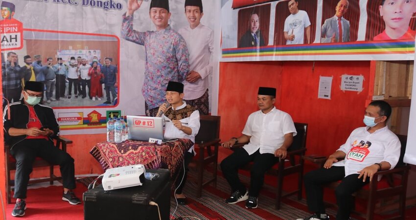 KAMPANYE VIRTUAL : Calon Bupati Nomor Urut 2, Mochamad Nur Arifin saat melakukan kampanye virtual di Kecamatan Dongko.
