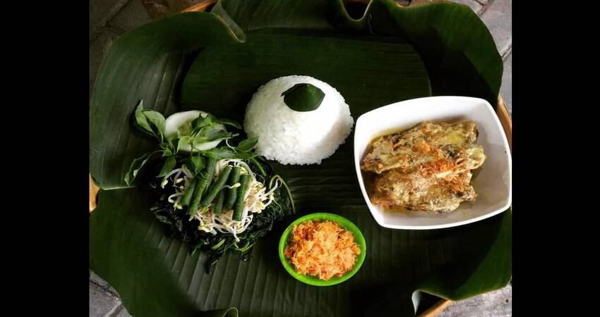 ANDALAN : Kuliner andalannya Kabupaten Trenggalek, ayam lodho lengkap dengan nasi putih dan urap sayur.