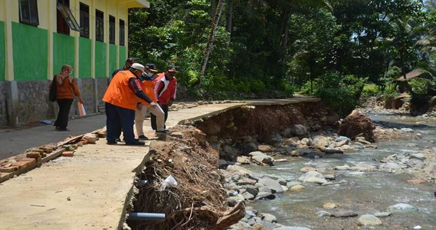 Peninjauan lokasi terdampak bencana banjir dan tanah longsor oleh Tim BPBD Provinsi Jatim.