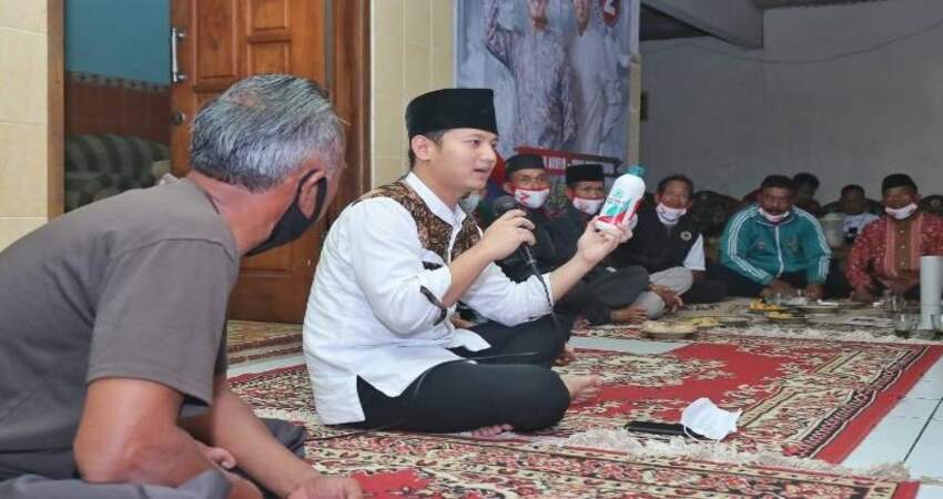 PRODUKSI PUPUK: Calon bupati Trenggalek nomor urut 2, Mochamad Nur Arifin saat mengajak para petani memproduksi sendiri pupuk organik.