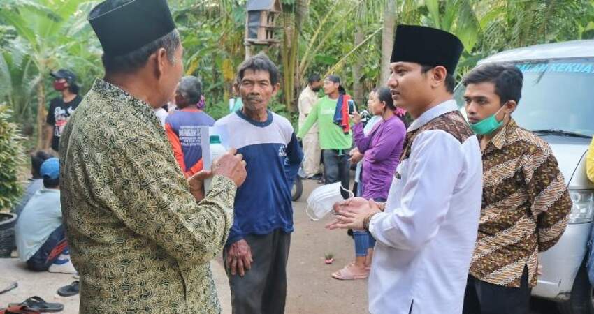 Calon Bupati Trenggalek nomor urut 2 Mochamad Nur Arifin saat menyapa masyarakat.