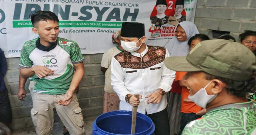 PELUANG: Mas Ipin saat mengunjungi sejumlah pemuda di Desa Melis Kecamatan Gandusari untuk mendemokan pembuatan pupuk organik cair yang bisa menjadi peluang usaha.