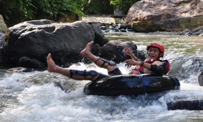 RIVER TUBING: Salah satu pengunjung saat mencoba wahana River Tubing di Watu Lawang, Desa Sawahan, Kecamatan Watulimo.