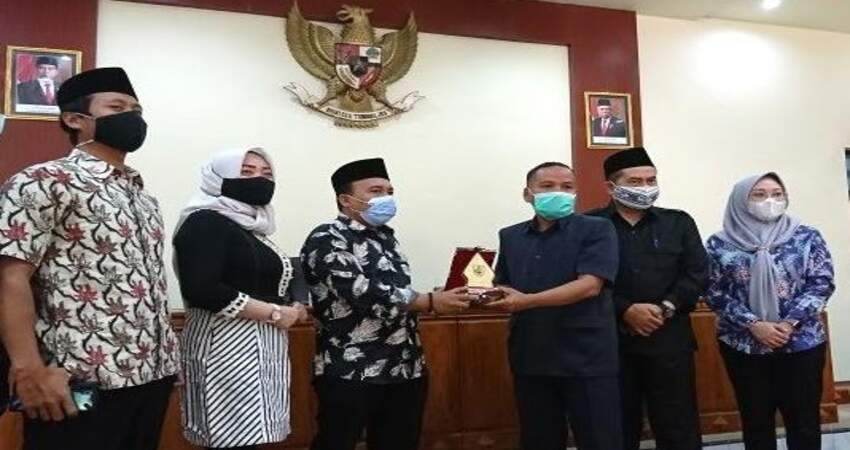 Kunjungan DPRD Sragen ke Kantor DPRD Trenggalek. Tampak pimpinan rombongan menerima cindera mata.