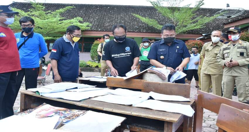 Pjs Bupati Trenggalek saat meninjau bencana banjir di Kecamatan Watulimo.