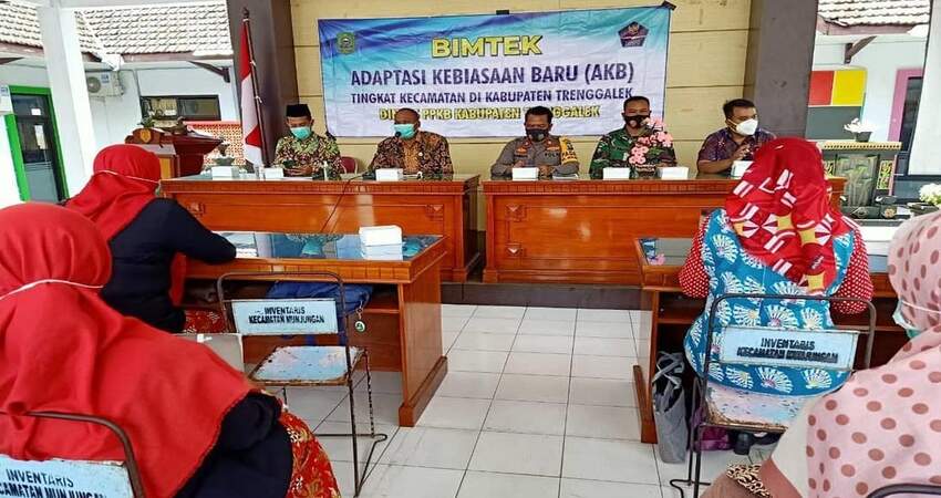 BIMBINGAN TEKNIS: Suasana bimtek adaptasi kebiasaan baru di kantor Kecamatan Munjungan.