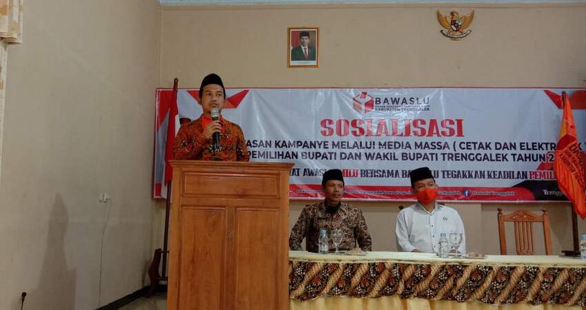 Sosialisasi pengawasan kampanye melalui media masa dalam Pemilihan Bupati dan Wakil Bupati Trenggalek 2020 di hall Hotel Hayam Wuruk.