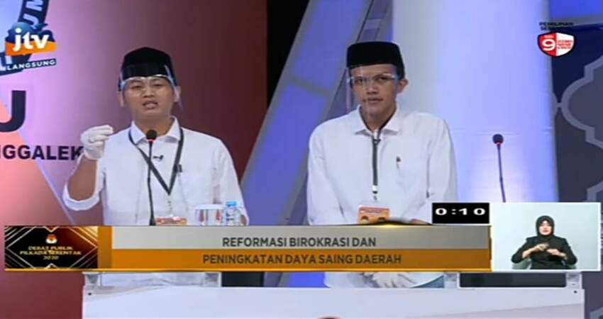 Suasana debat publik kedua Calon Bupati dan Wakil Bupati Trenggalek 2020 yang disiarkan di salah satu TV swasta.