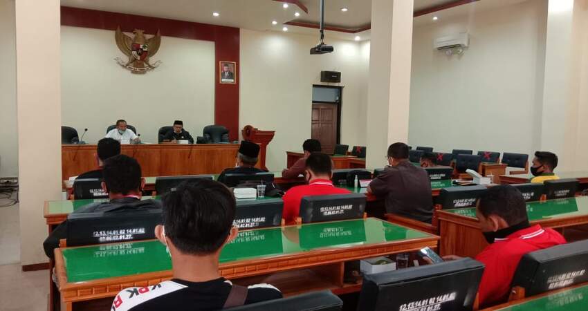 Suasana rapat dengar pendapat Komisi 2 DPRD Trenggalek dengan sejumlah LSM di Aula Kantor DPRD.