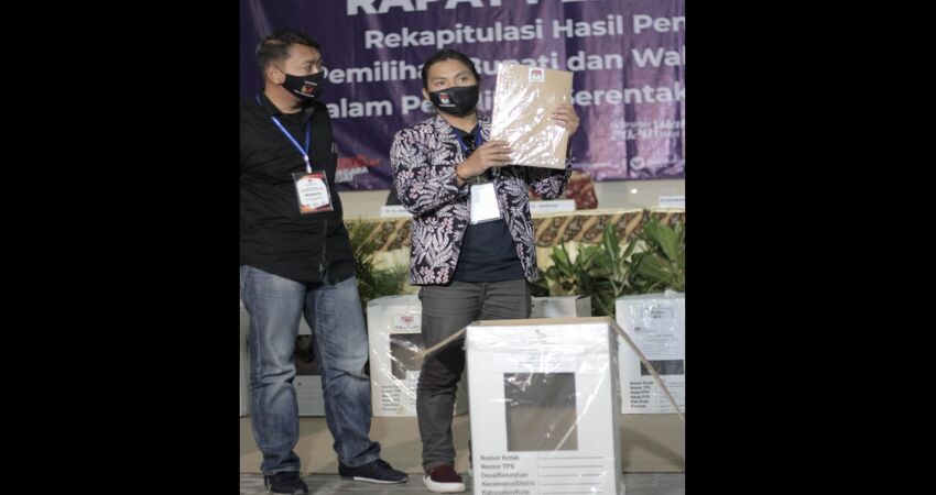 REKAPITULASI Suasana rekapitulasi hasil penghitungan suara dalam pemilihan Bupati Dan Wakil Bupati Trenggalek Tahun 2020 tingkat Kabupaten di Hall Majapahit Hotel Hayam Wuruk.