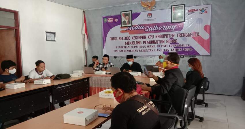 KESIAPAN: Suasana pers release KPU Trenggalek bersama media terkait kesiapan menjelang Pilkada Trenggalek tahun 2020.