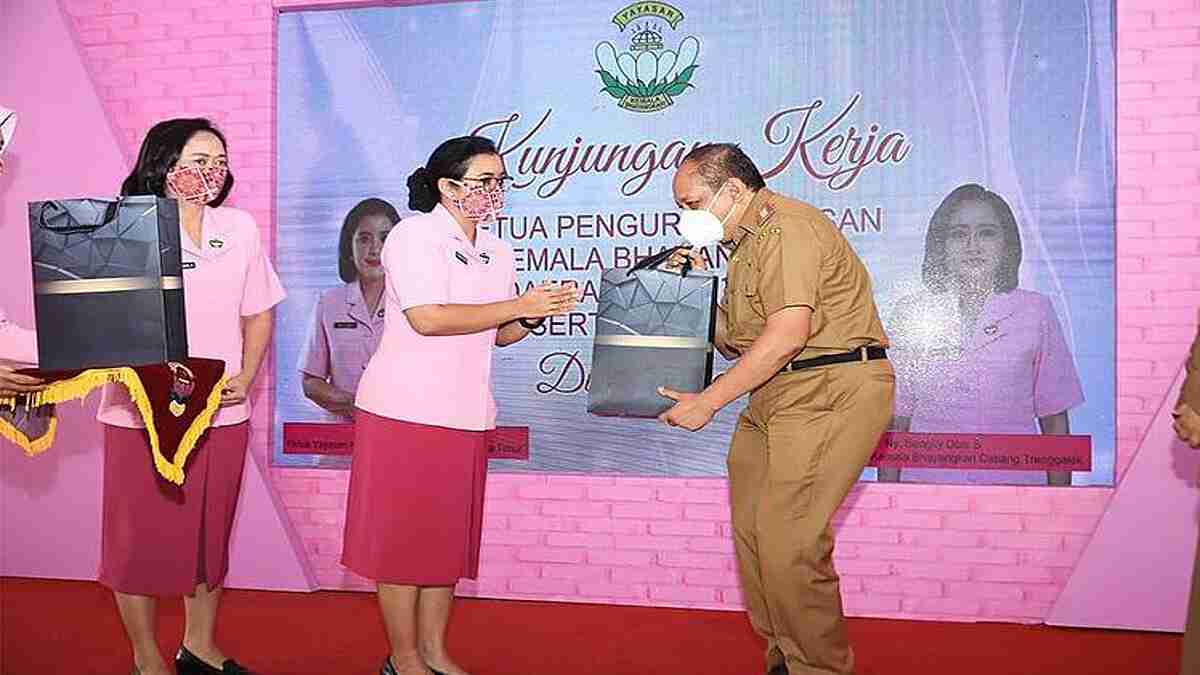 Sekda Trenggalek saat menerima kunjungan Ketua PYKB Jatim di SLB Kemala Bhayangkari.