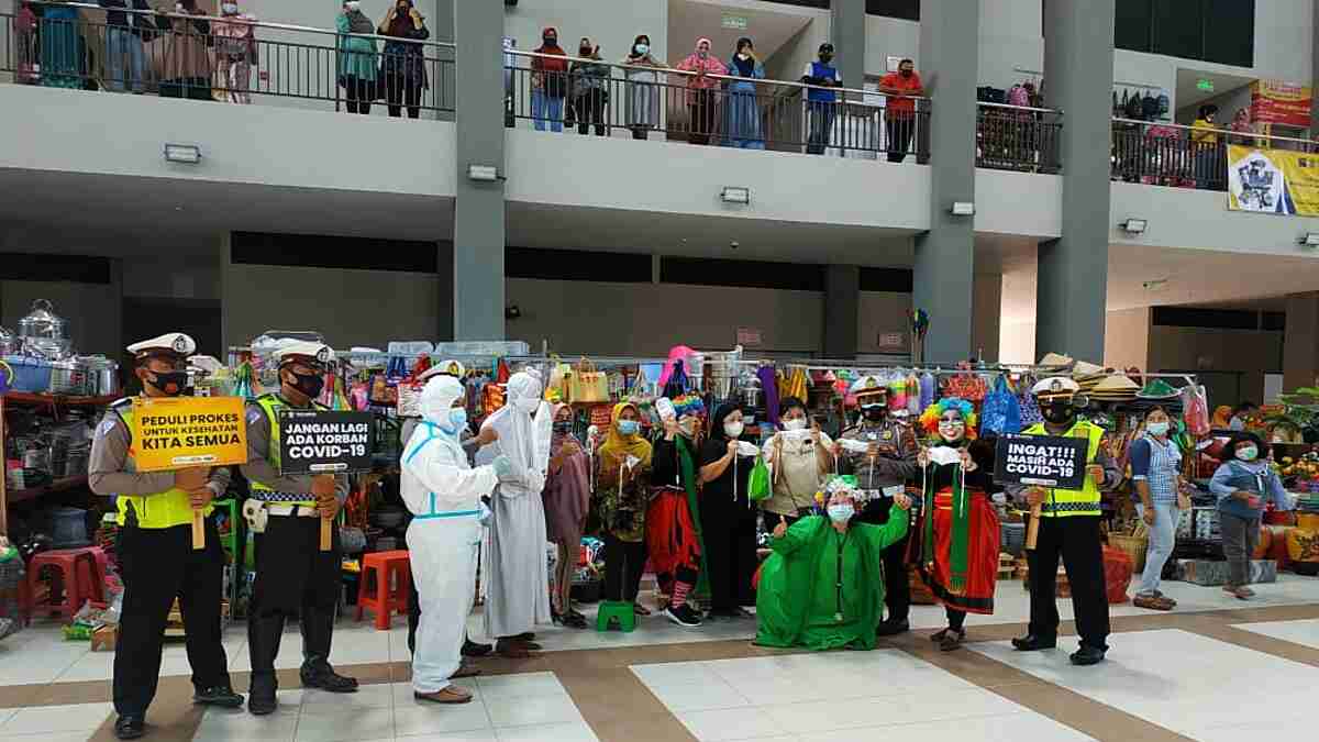 Pocong dan Badut di Trenggalek Ikut Kampanye Prokes