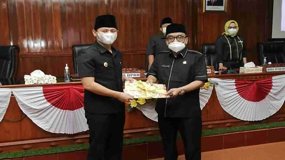 Terima Catatan Strategis LKPJ dari DPRD, Bupati Trenggalek Komitmen untuk Tindaklanjuti