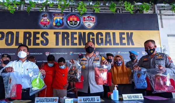 Empat Pelaku Komplotan Pencurian dengan Modus Memberikan Bansos Diberangus Polres Trenggalek