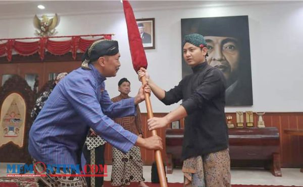 Gelar Prosesi Harjad Ke-828 Trenggalek, Bupati Arifin Serahkan Benda Pusaka untuk Dijamasi