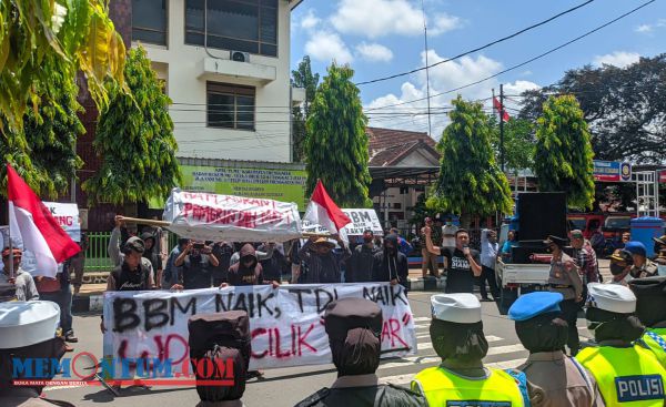 Tolak Kenaikan BBM, Elemen Masyarakat Watulimo Datangi Kantor DPRD Trenggalek