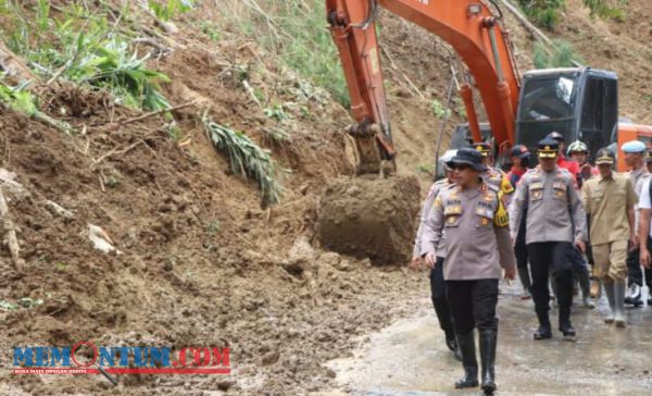 Ruas Jalan Trenggalek-Bendungan Tertutup Longsor Akibat Hujan Semalaman