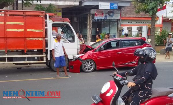 Diduga Ngantuk, Ibu-Ibu Pengemudi Yaris Adu Banteng dengan Truk di Jalan Nasional Trenggalek