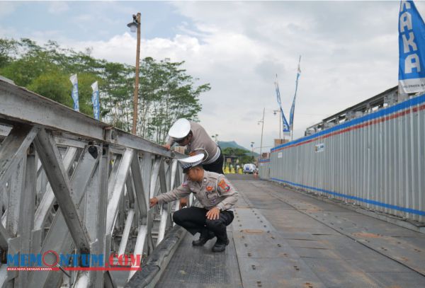 Satlantas Polres Trenggalek Uji Coba Jembatan Bailey di Jalan Nasional Trenggalek Tulungagung