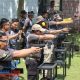 Asah Skill Menembak Anggota, Kapolres Trenggalek Pimpin Latihan Menembak Bareng Awak Media