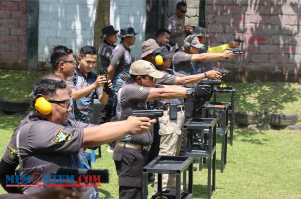 Asah Skill Menembak Anggota, Kapolres Trenggalek Pimpin Latihan Menembak Bareng Awak Media