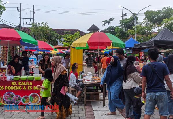 Ngabuburit Sambil Berburu Makanan di Area Parkir Pasar Pon yang Disulap Jadi Pasar Takjil Trenggalek