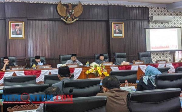 Gelar Rapat Paripurna, DPRD Sampaikan Telaah LKPj Bupati Trenggalek Tahun 2022