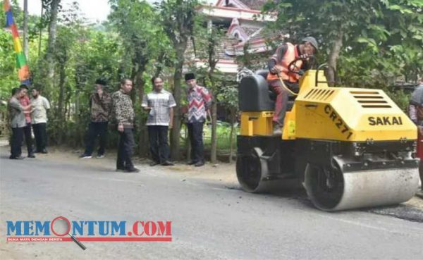 Pastikan Jalur Kendaraan Aman Jelang Kupatan, Mas Ipin Tinjau Progres Penambalan Jalan Trenggalek