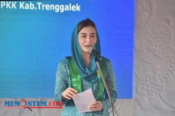 Sambut Usia Emas, Ketua TP PKK Trenggalek Blusukan Sekolah untuk Motivasi Generasi Milenial