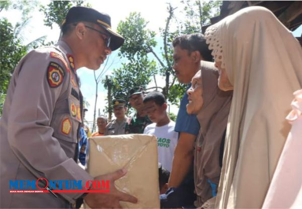 Kapolres Trenggalek Bagi Bansos